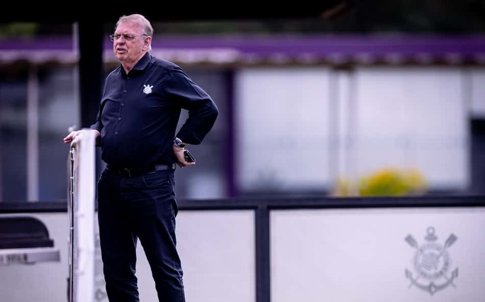 Osmar Stabile, presidente do Corinthians, durante treino do Corinthians