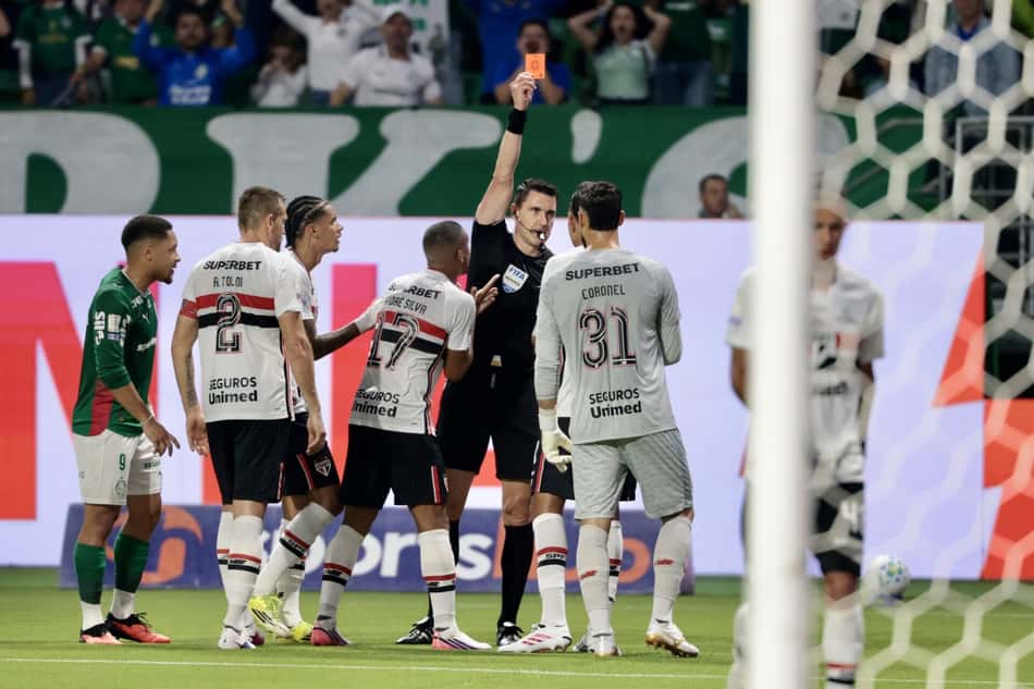 Osorio é expulso após entrada dura em Piquerez