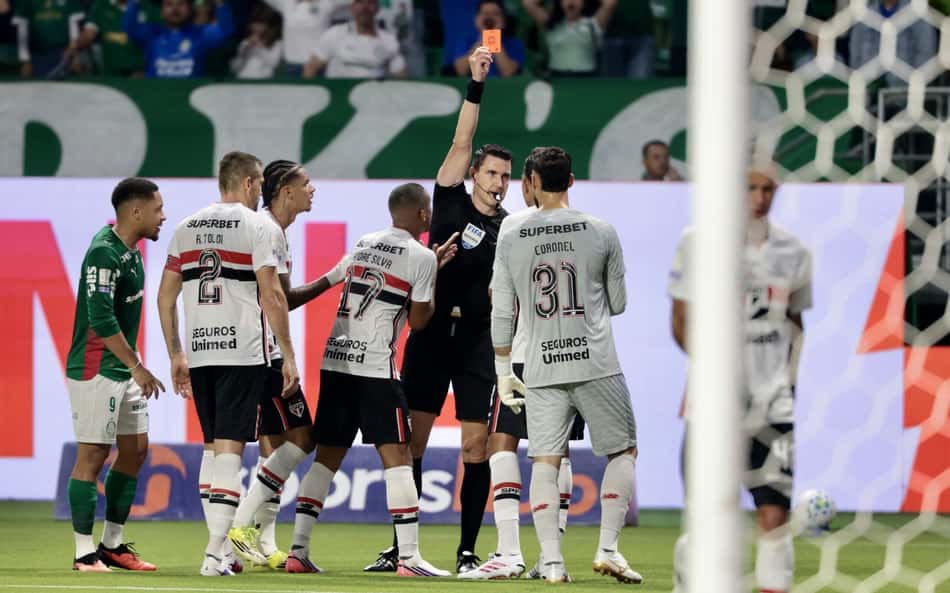 Osorio é expulso após entrada dura em Piquerez
