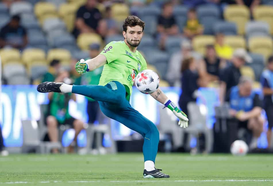 Otávio durante aquecimento pelo Brasil