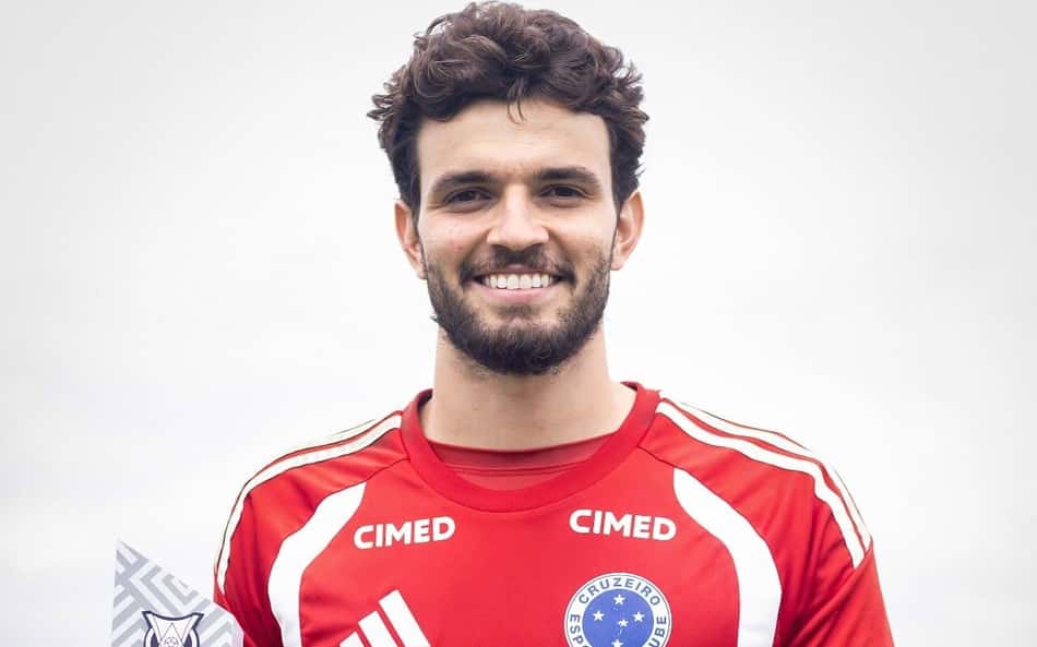 Otávio com prêmio de melhor goleiro de agosto do Brasileirão