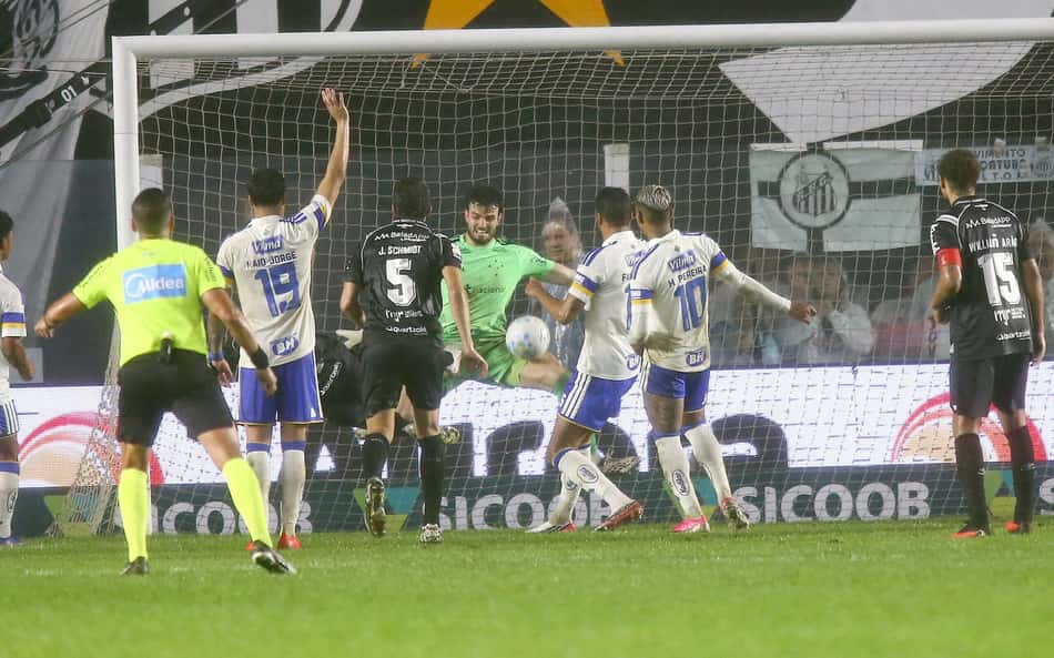Otávio faz defesa na Vila Belmiro