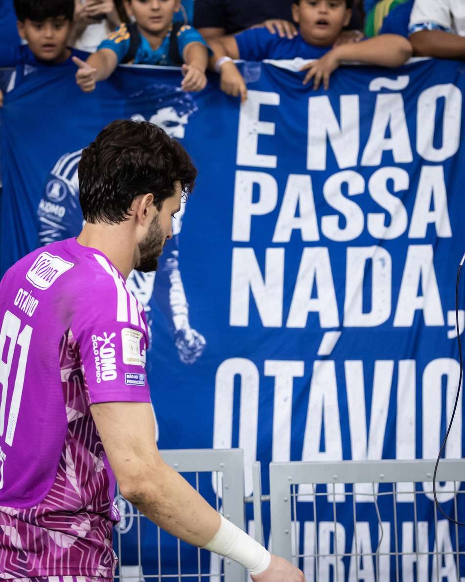 Otávio deixa gramado do Mineirão
