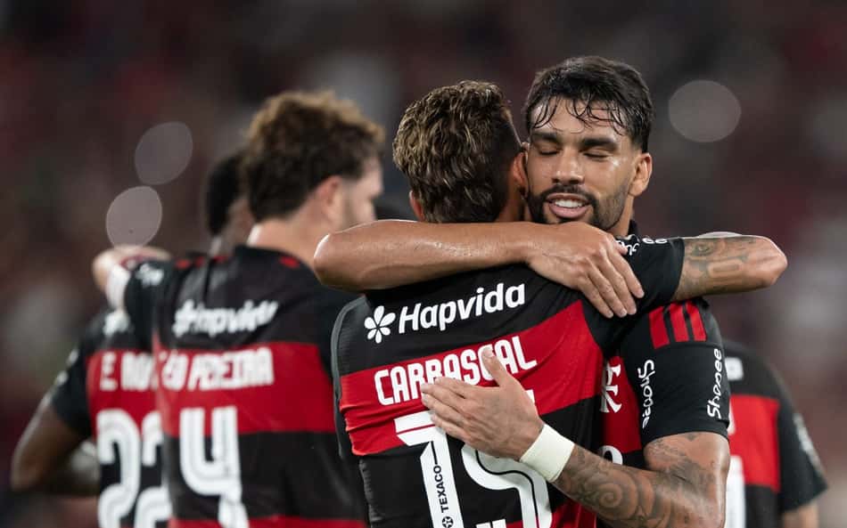 Paquetá e Carrascal, do Flamengo, abraçados