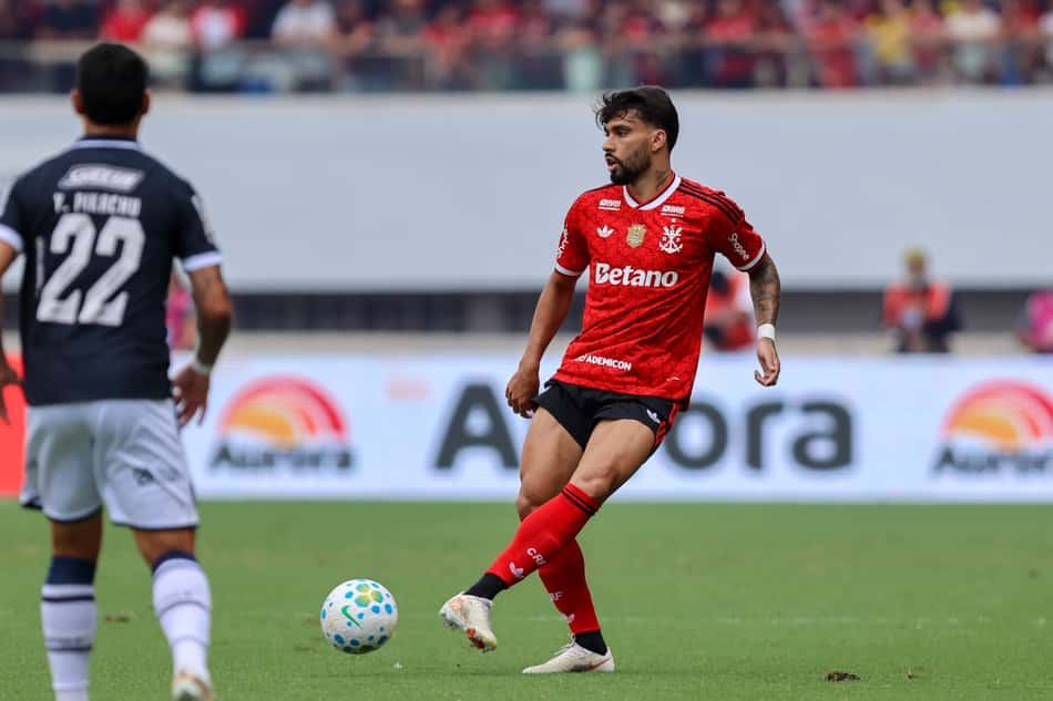 Lucas Paquetá do Flamengo passando a bola em jogo contra o Remo
