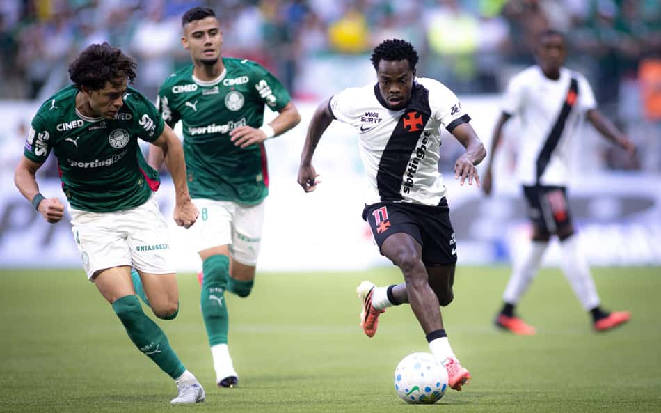 Jogadadores de Vasco e Palmeiras disputando bola