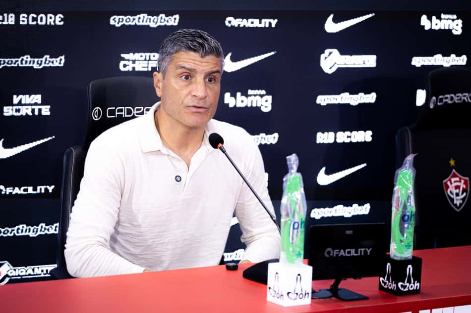 Pedro Emanuel, do Vasco, durante entrevista