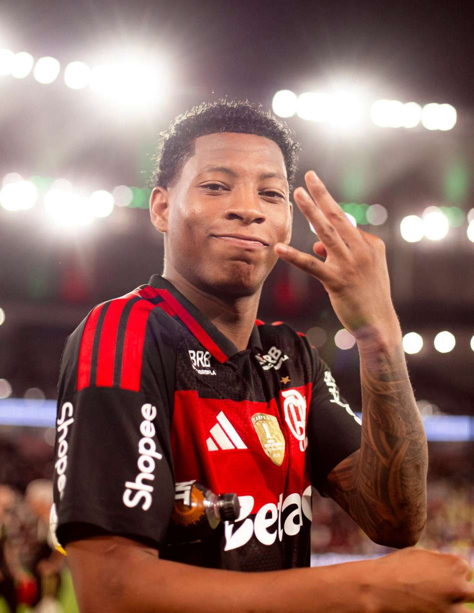 Plata comemorando com a camisa do Flamengo