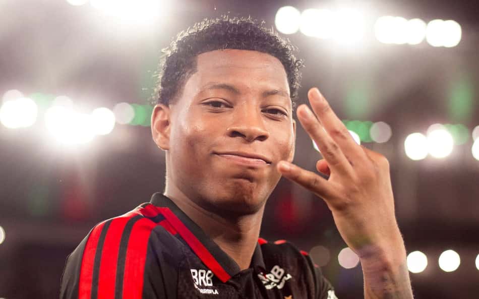 Plata comemorando com a camisa do Flamengo