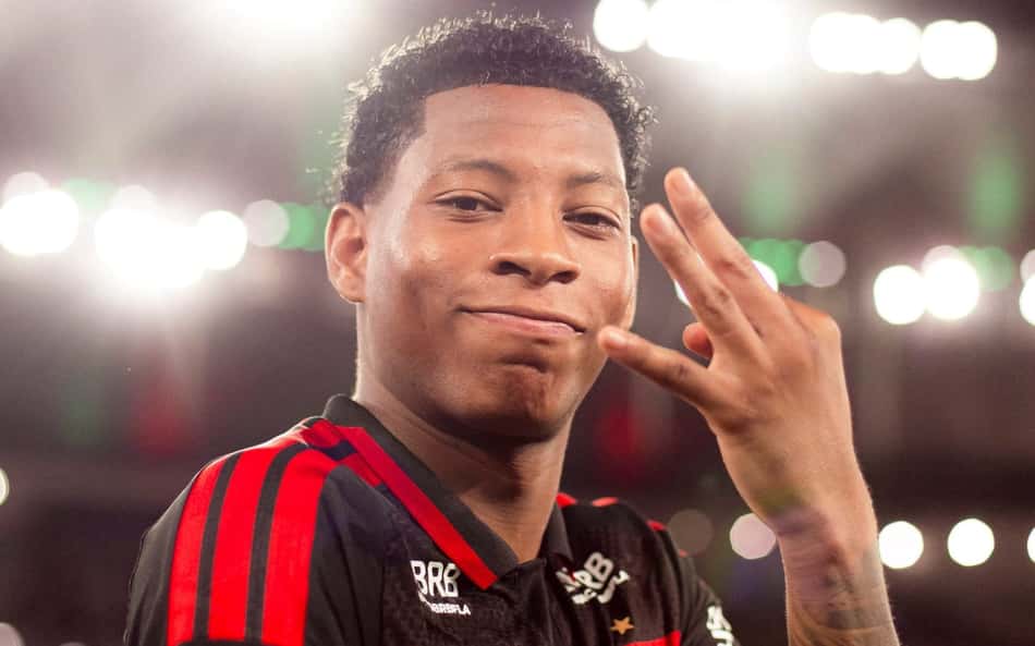 Plata comemorando com a camisa do Flamengo