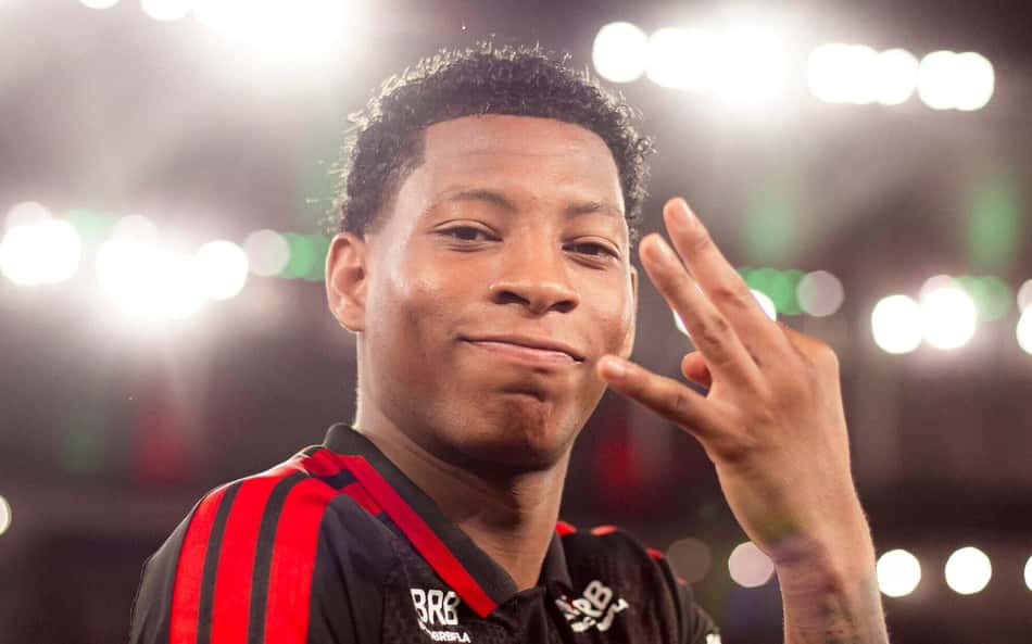 Plata comemorando com a camisa do Flamengo