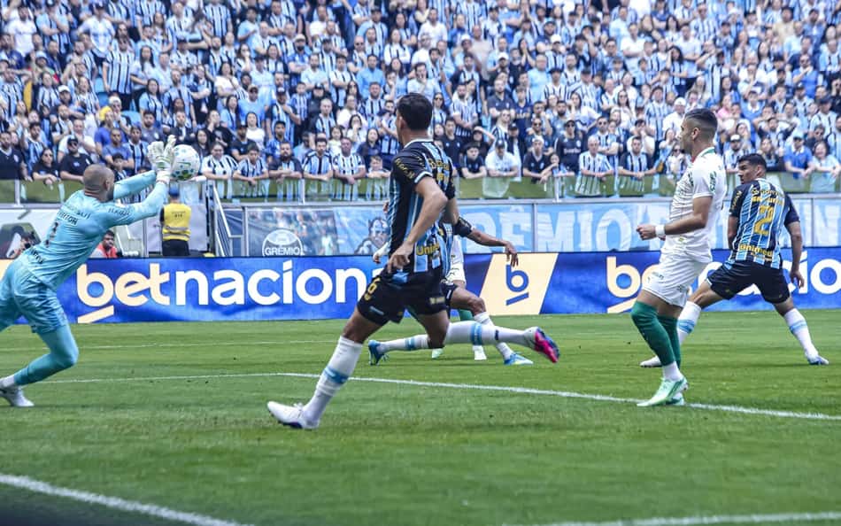 Palmeiras ataca contra gol de Weverton, do Grêmio