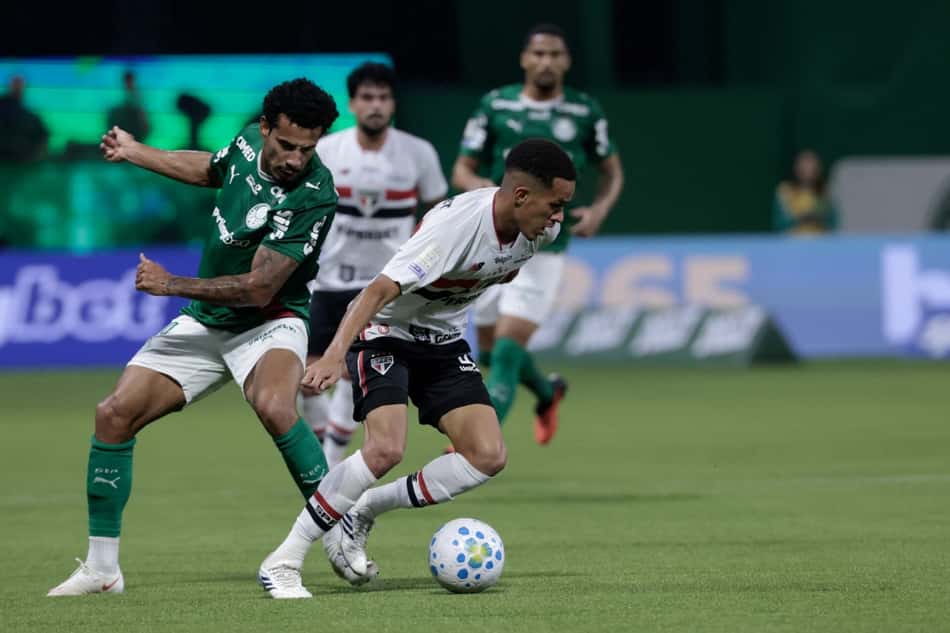 Lucas Evangelista jogador do Palmeiras, disputa lance com Djhordney jogador do São Paulo