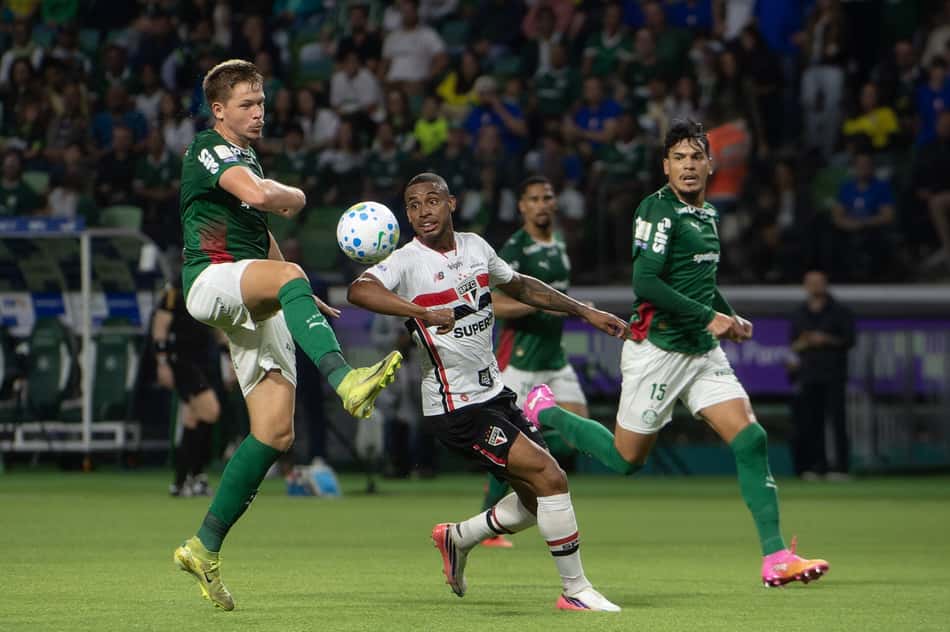 Bruno Fuchs, jogador do Palmeiras, disputa lance com jogador do São Paulo durante partida no estádio Nubank Arena, pelo Campeonato Brasileiro de 2026.