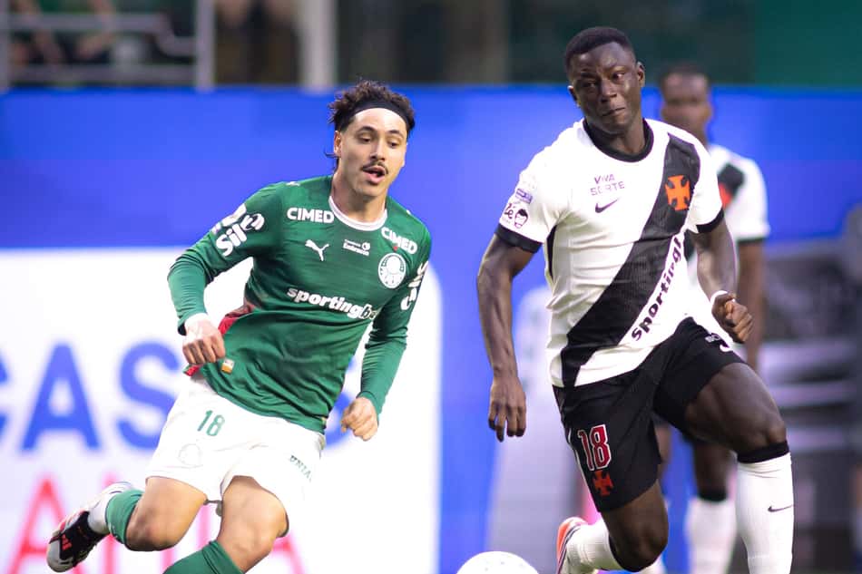 Jogador do Palmeiras e Vasco disputando bola
