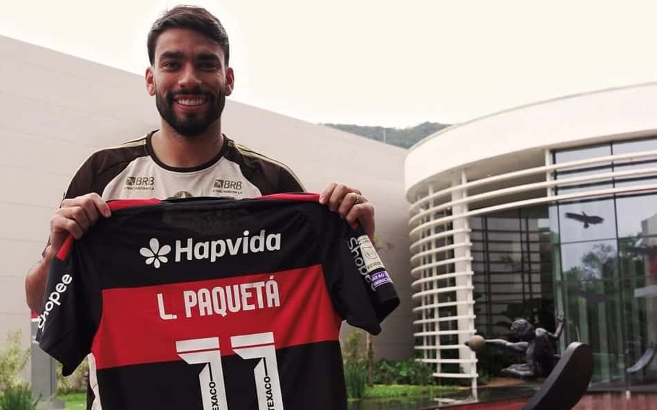 Paquetá exibe a camisa 11 do Flamengo
