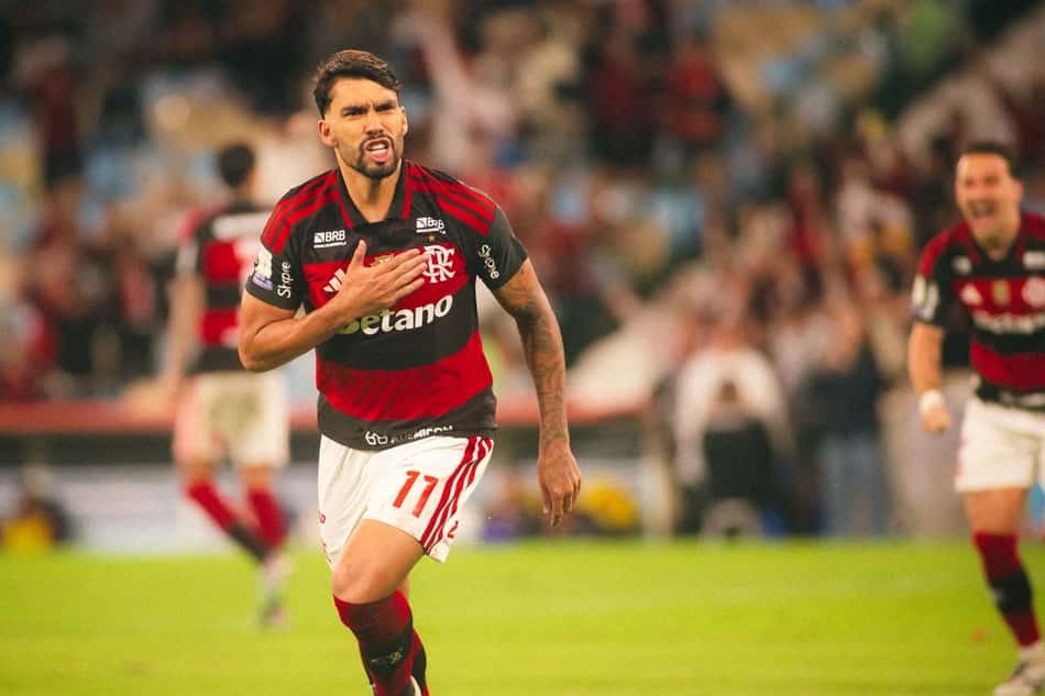 Paquetá bate no peito ao abrir o placar para o Flamengo contra o Corinthias