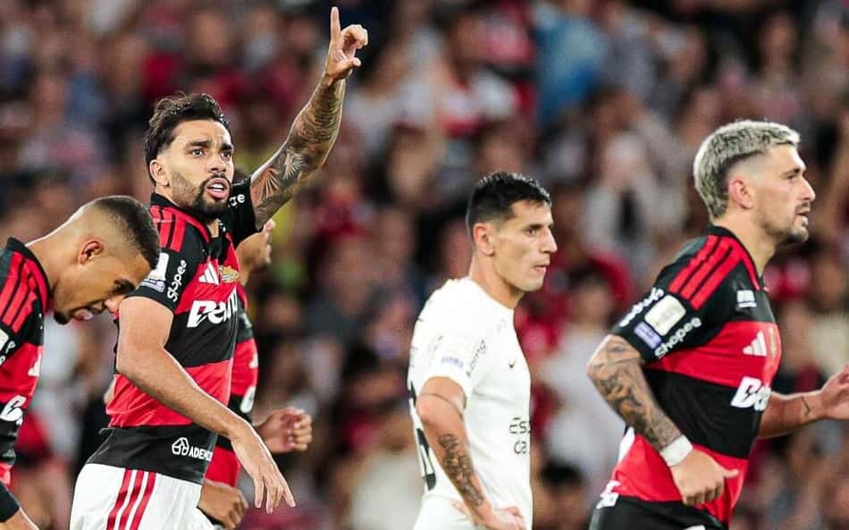 Paquetá ergue a mão ao fazer gol para o Flamengo contra o Corinthians