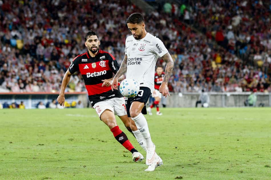 Martheus Pereira e Lucas Paquetá em ação no duelo entre Flamengo e Corinthians