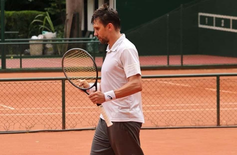 Paulo André durante partida de tênis