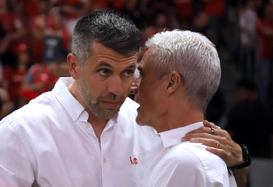 Paulo Pezzolano e Luís Castro, respectivos técnicos de Internacional e Grêmio, se abraçam à beira do campo