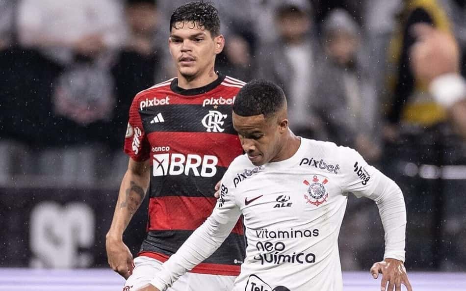 Pedrinho durante partida pelo Corinthians