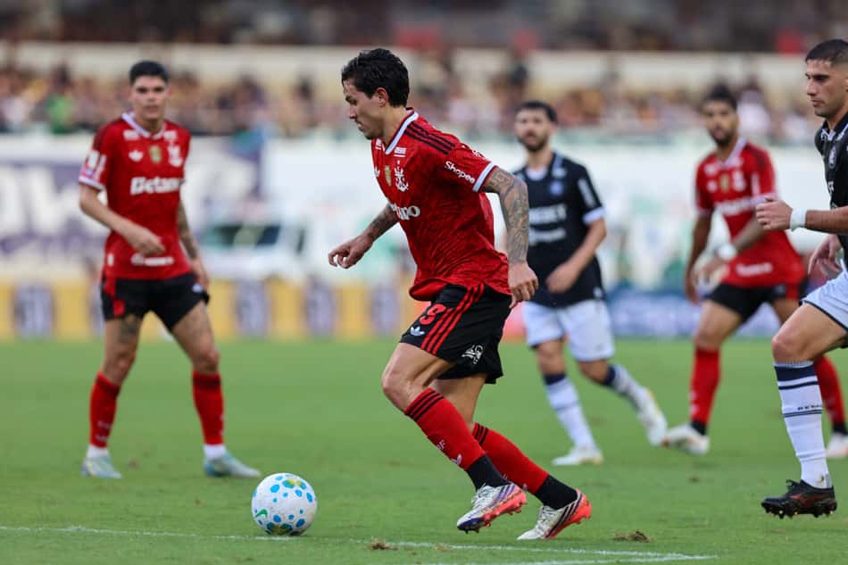 Pedro, convocado para a Seleção Brasileira, em ação durante partida do Flamengo contra o Remo. 