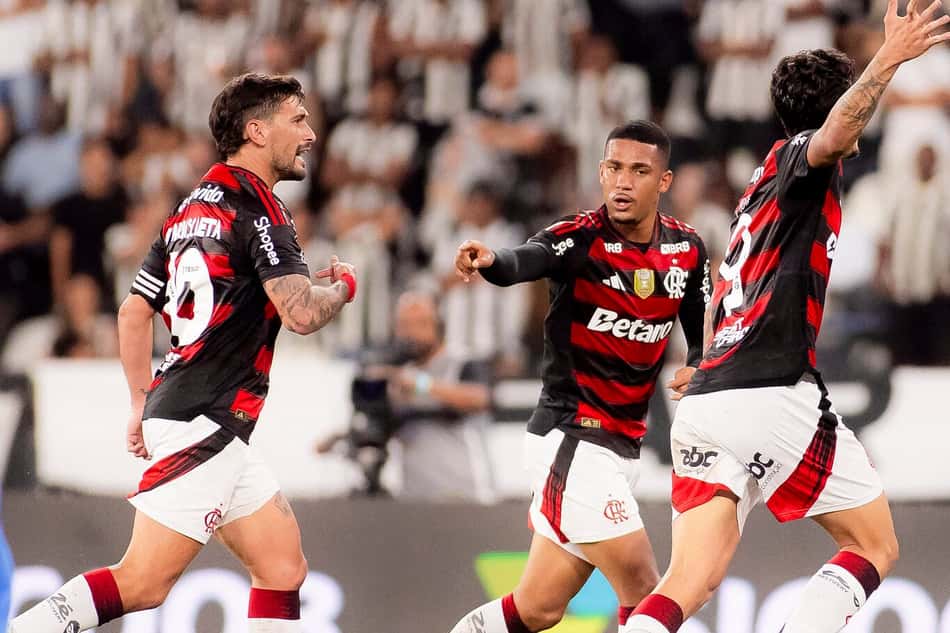 Pedro, Arrascaeta e Samuel Lino em Flamengo x Botafogo (Foto: Adriano Fontes / Flamengo)
