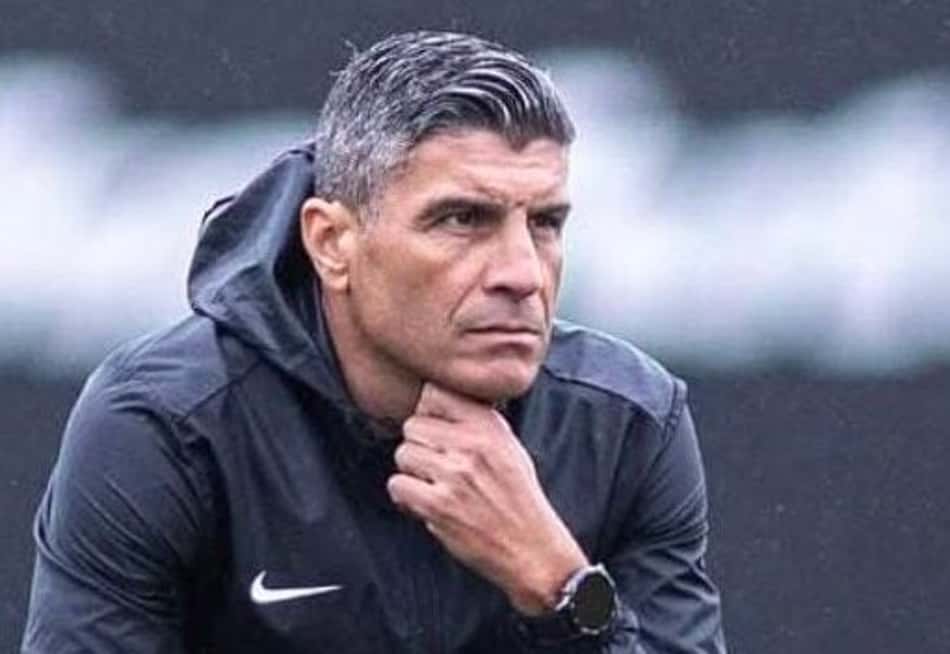 Pedro Emanuel observa treino do Vasco no CT Moacyr Barbosa