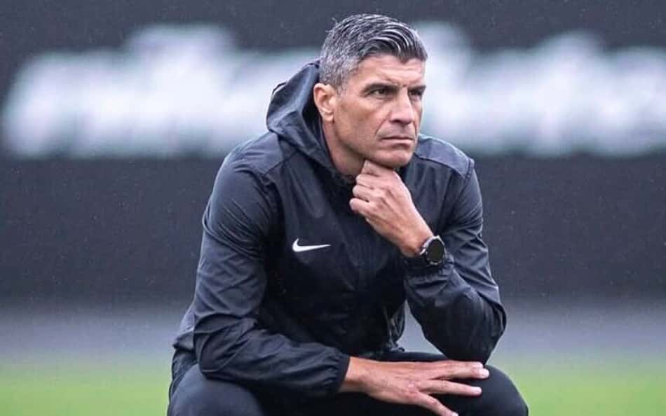 Pedro Emanuel observa treino do Vasco no CT Moacyr Barbosa