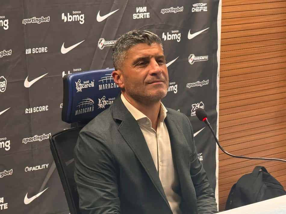 Pedro Emanuel, técnico do Vasco, em entrevista coletiva