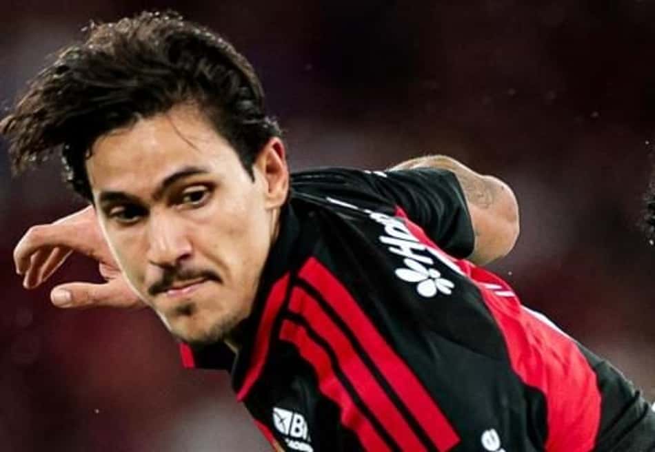 Pedro recebe a marcação de Kaio Cesar na vitória do Flamengo sobre o Corinthians