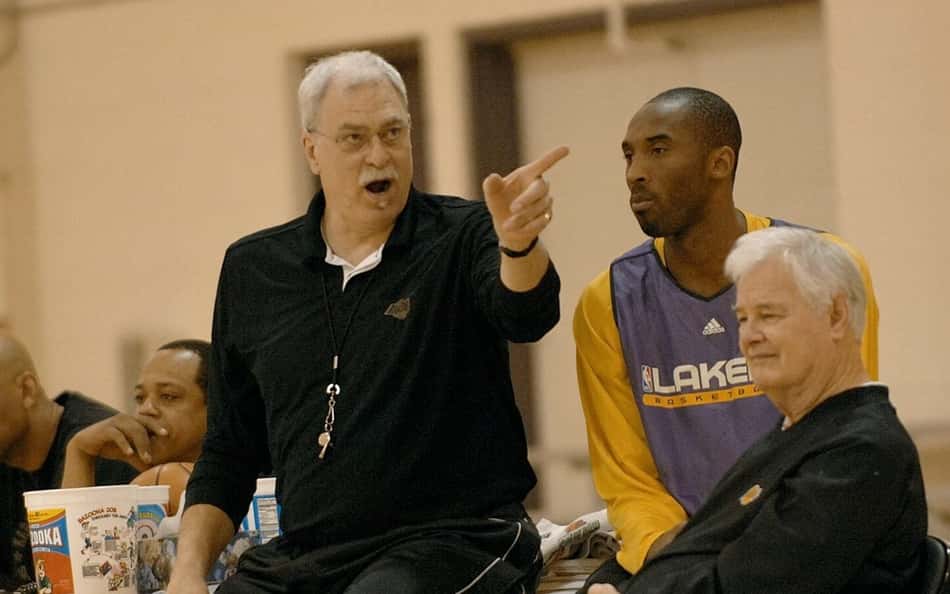 Phil Jackson em treino do Los Angeles Lakers (Foto: Reprodução/X)