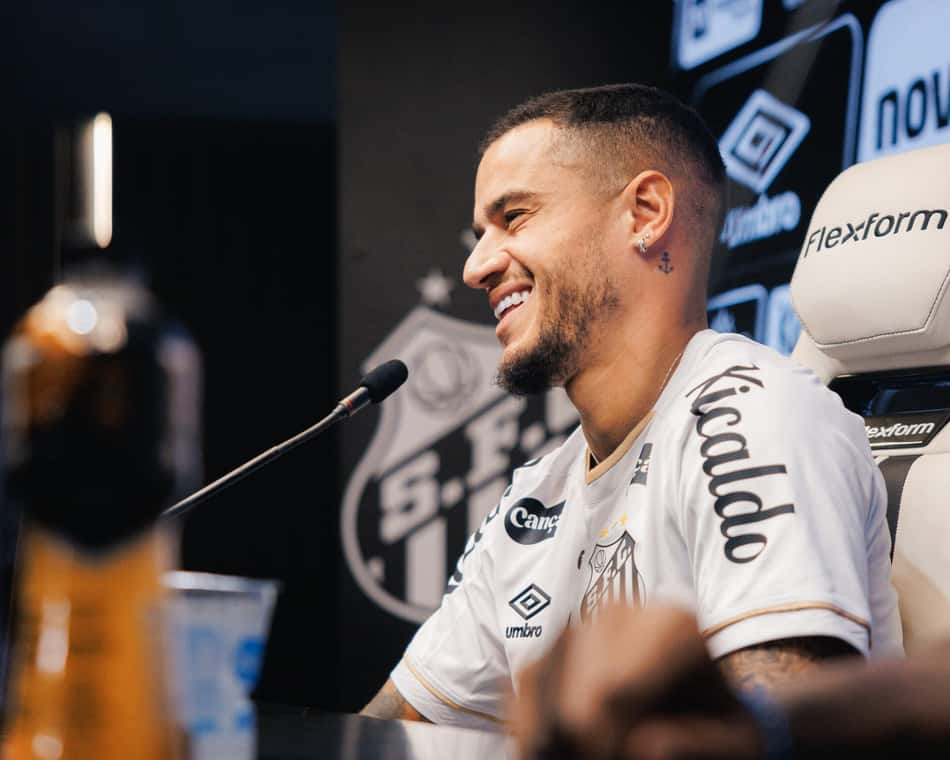 Philippe Coutinho sorri na apresentação no Santos