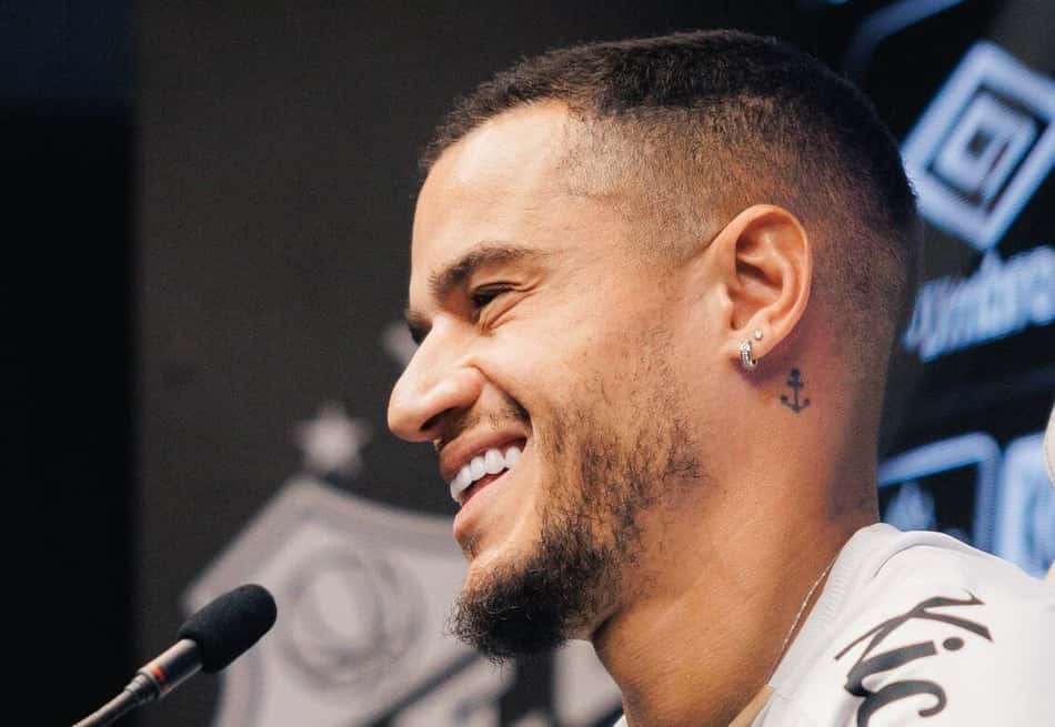 Philippe Coutinho sorri na apresentação no Santos