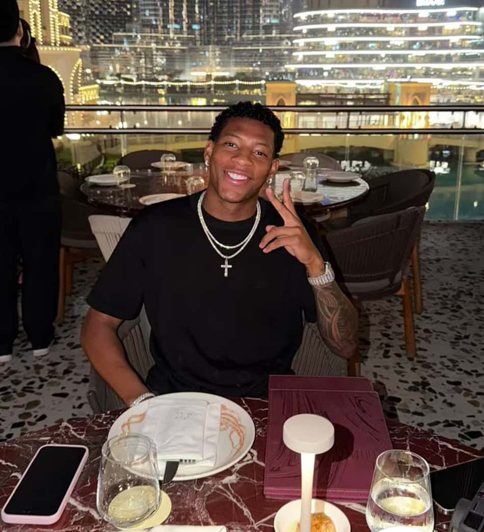 Plata, do Flamengo, em Dubai