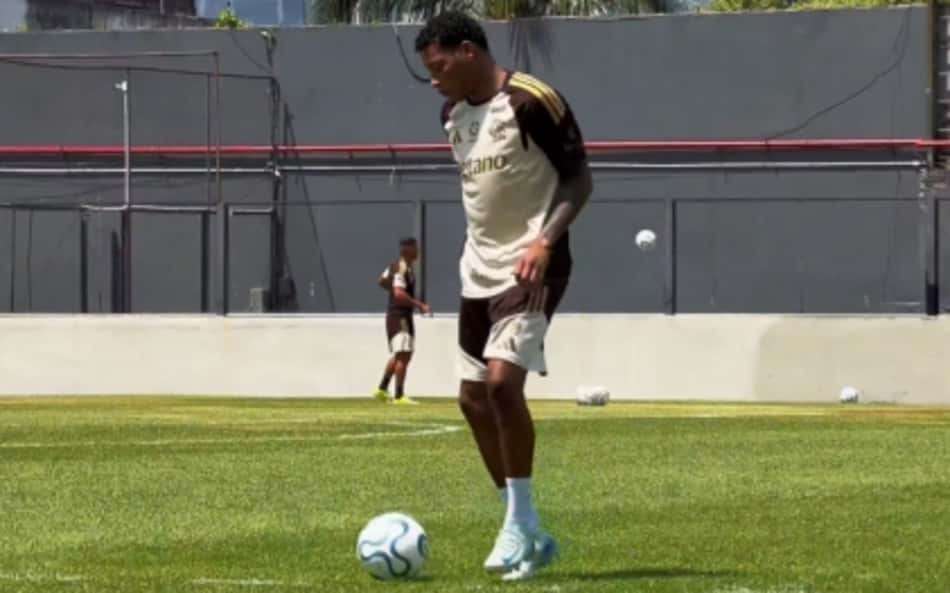 Plata durante treino do Flamengo em Belém