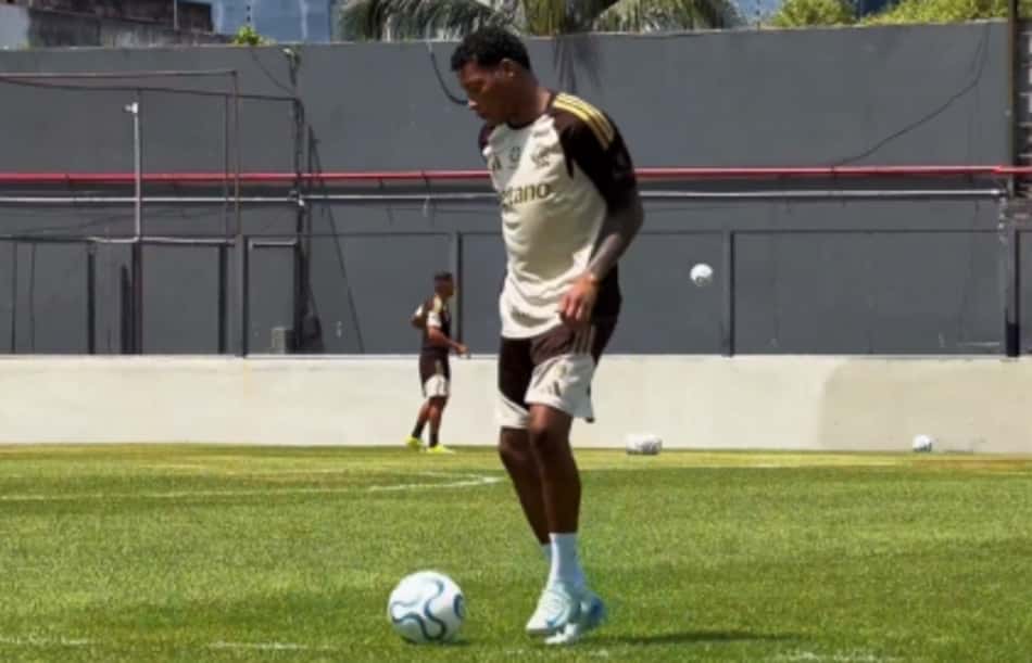 Plata durante treino do Flamengo em Belém