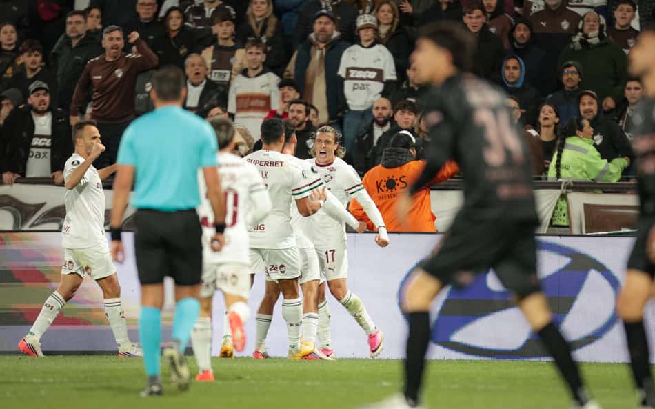 Canobbio comemora com os companheiros o gol em Platense x Fluminense