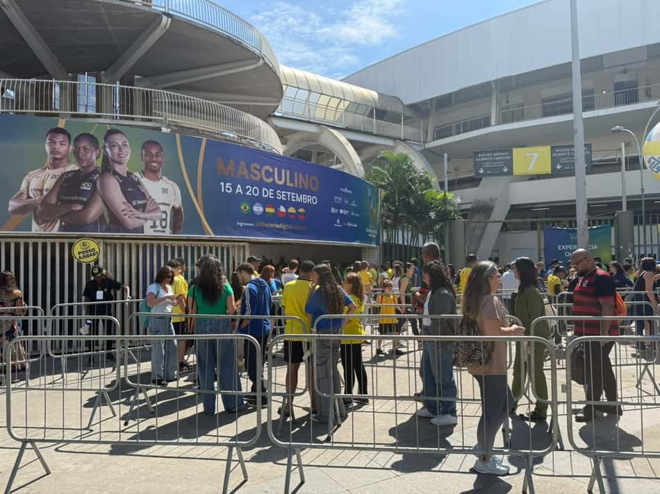 Movimentação de torcedores em uma das entradas para a arquibancada do Maracanãzinho (Foto: Gulherme Veiga/ Lance!)