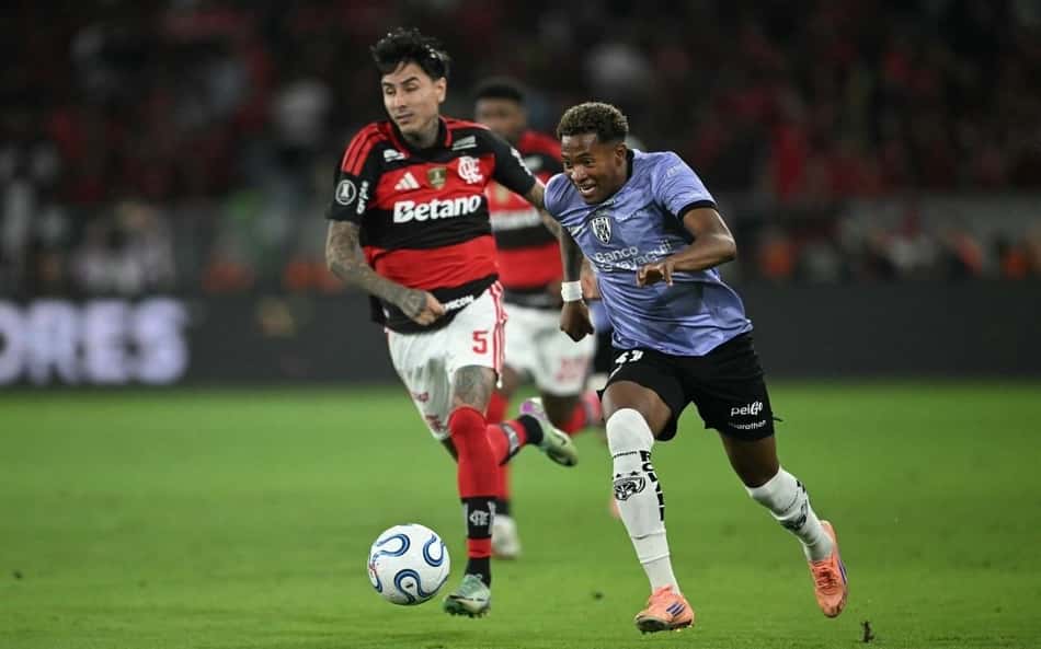Erick Pulgar em lance durante Flamengo x Del Valle
