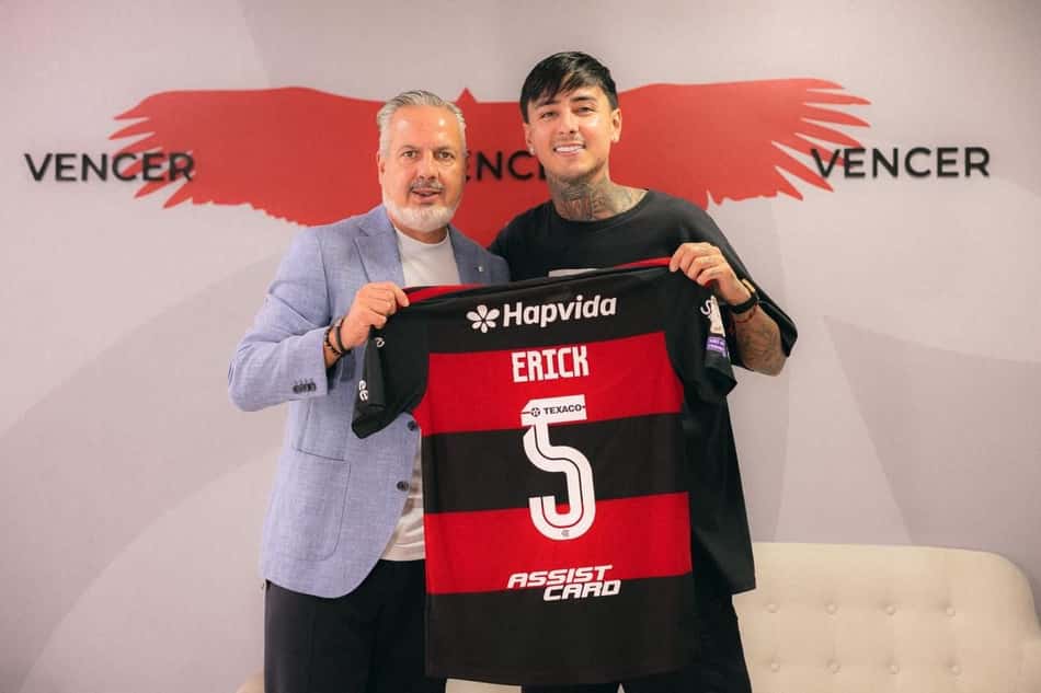 Pulgar com José Boto em seu anúncio de renovação com o Flamengo