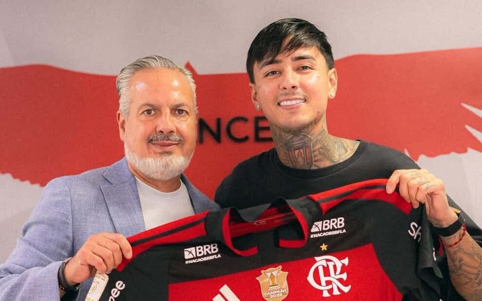 Pulgar e José Boto no anúncio da renovação do chileno (Foto: Reprodução/Flamengo)