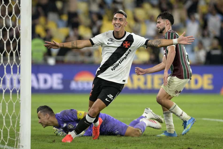 Puma Rodríguez celebra o terceiro gol do Vasco na vitória por 3 a 1 sobre o Fluminense na Copa do Brasil