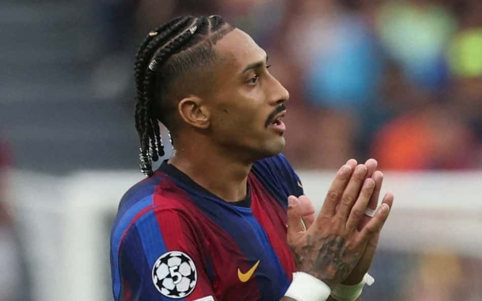 Raphinha falando com o juiz em jogo do Barcelona