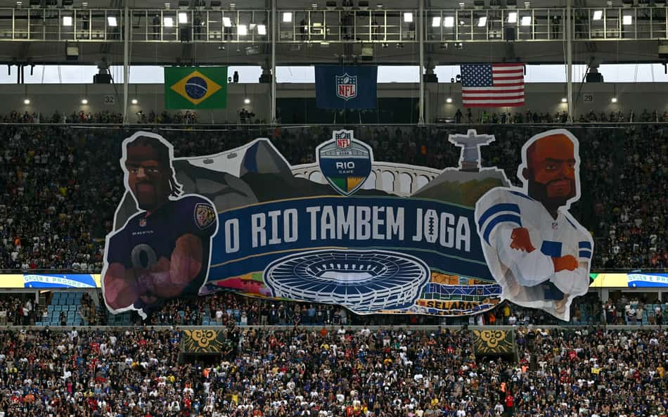 Mosaico no jogo entre Ravens e Cowboys no Maracanã