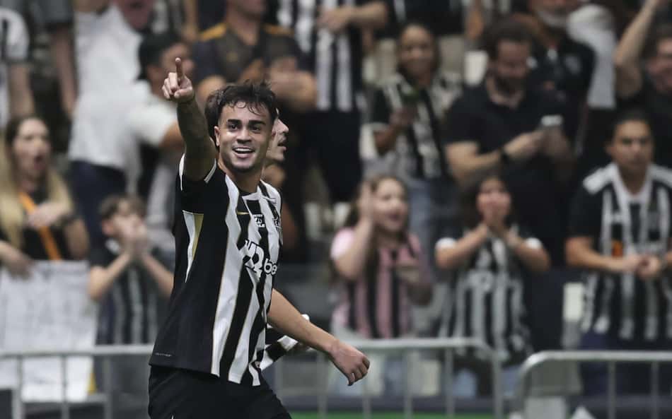 Reinier apontando e sorrindo durante Atlético x Santos