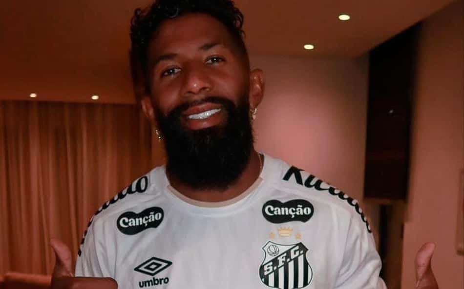 Rodinei com a camisa do Santos