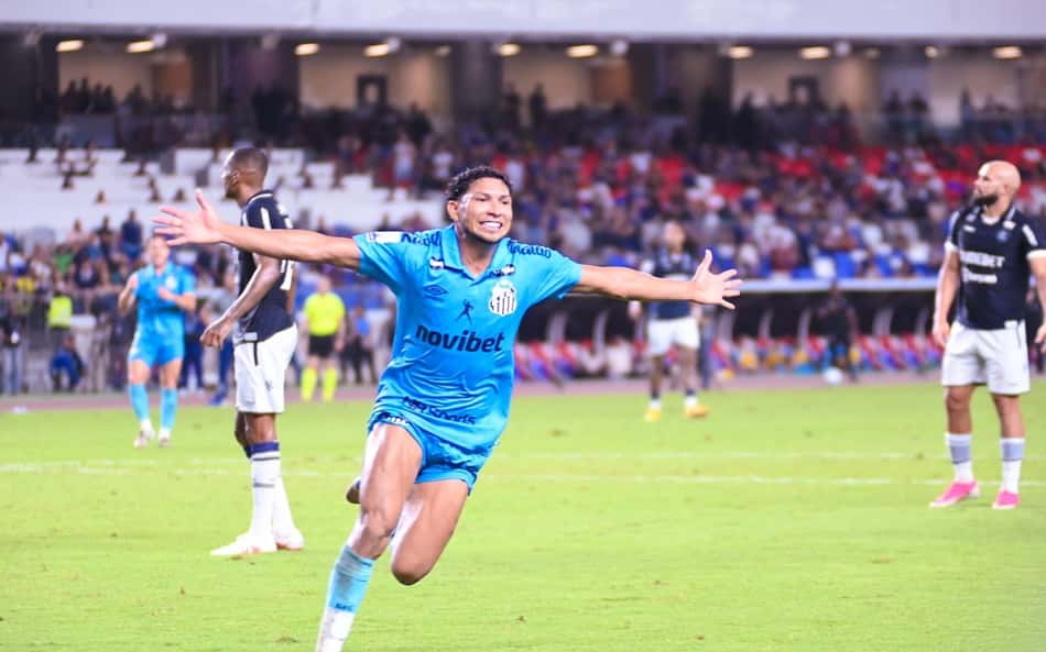 Rony comemorando de braços abertos pelo Santos