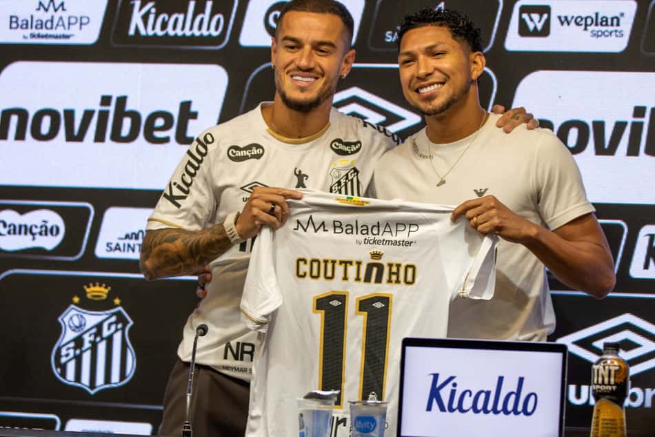 Coutinho e Rony sgurando a camisa 11 do Sant9os